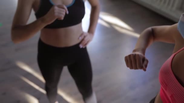 Kobiety dając pięć siebie po mając wielki trening w siłowni. — Wideo stockowe