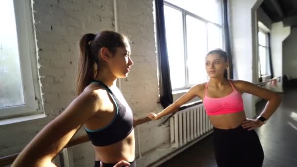 Mulheres dando cinco uns aos outros depois de ter um grande treino no ginásio. — Vídeo de Stock