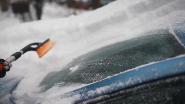 Mulher removendo neve do carro — Vídeo de Stock