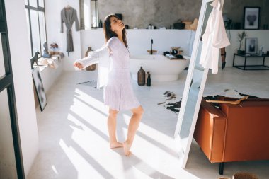 Odada giyinmeye çalışan güzel kız.