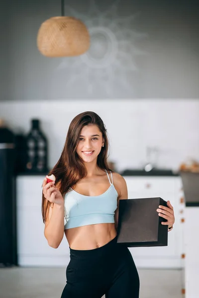 Retrato de una joven atractiva chica positiva. —  Fotos de Stock