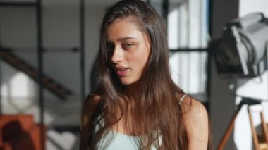 Çekici, pozitif bir kızın portresi..