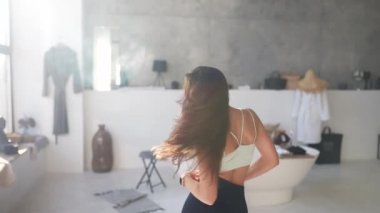 Çekici, pozitif bir kızın portresi..