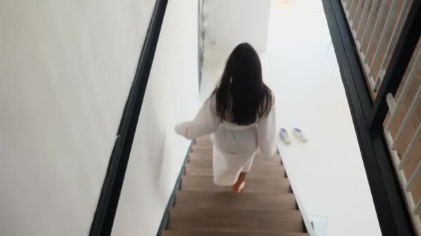 Çıplak ayaklı kadın merdivenlerden iniyor. — Stok video