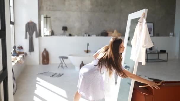 Belle fille essayer robe dans la chambre — Video