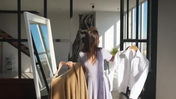 Belle fille essayer robe dans la chambre — Video