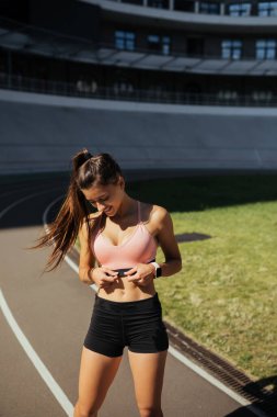 Genç, güzel, siyah saçlı, atletik bir kız, ısınıyor.