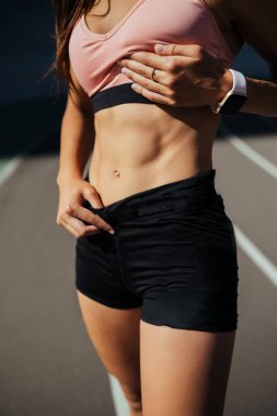 Bahar havasında açık havada ince bir vücutla çekilen fotoğrafta ince bir göbek görülüyor..