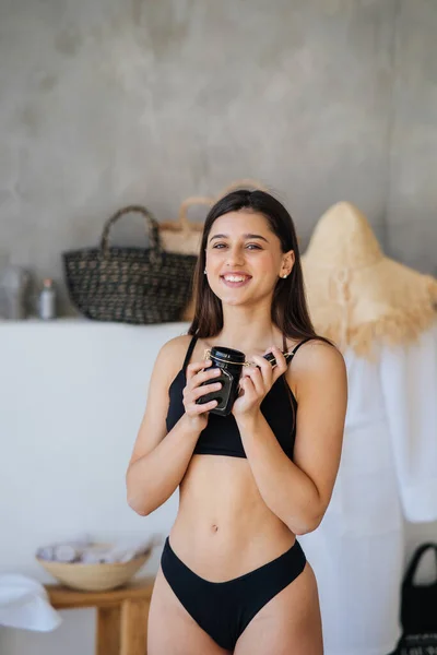 Donna in bagno. Moda ritratto modello in bagno. — Foto Stock