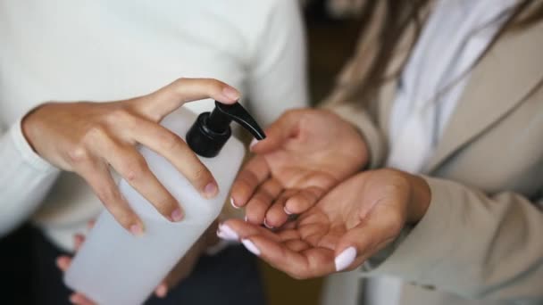 Женские руки применяют антибактериальное жидкое мыло вблизи. — стоковое видео