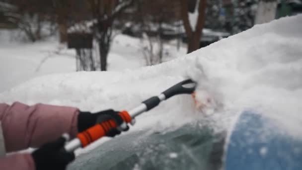 Mujer quitando nieve del coche — Vídeos de Stock