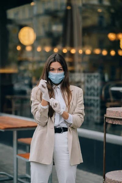Молодая женщина в маске на улице — стоковое фото