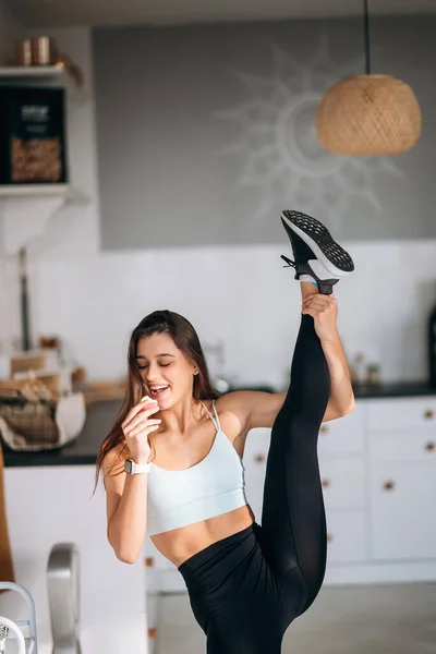 Portret van een jong aantrekkelijk positief meisje. — Stockfoto