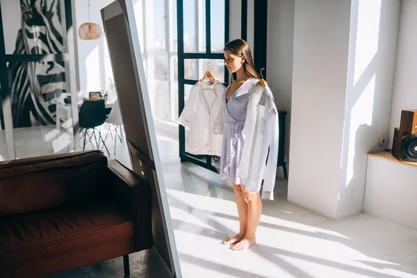 Gadis cantik mencoba berpakaian di kamar — Stok Foto