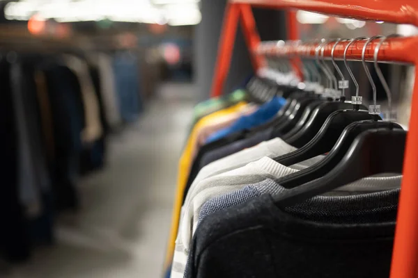 Stilvolle Kleidung auf einem Kleiderbügel in einem Geschäft. Neue Kollektion von Mänteln. — Stockfoto