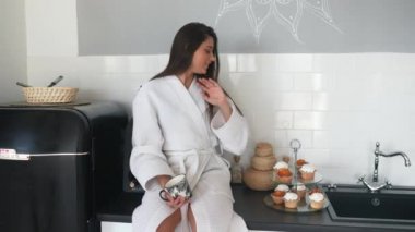 Güzel gelin esmer Bornozla pasta yiyor