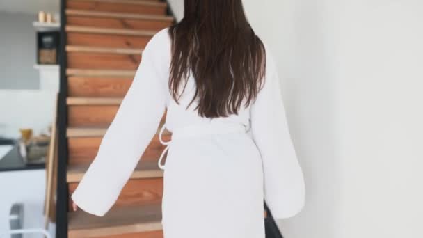 Mezítlábas nő sétál fel a lépcsőn — Stock videók