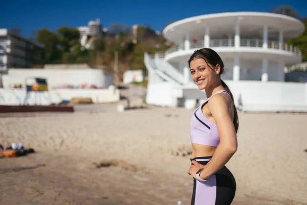Gyönyörű nő a nyilvános strandon edzés után sportos megjelenés — Stock Fotó