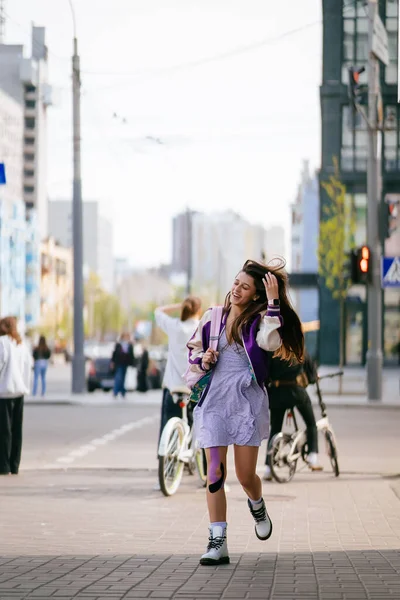Mujer joven y bonita, caminando por la calle. — Foto de Stock