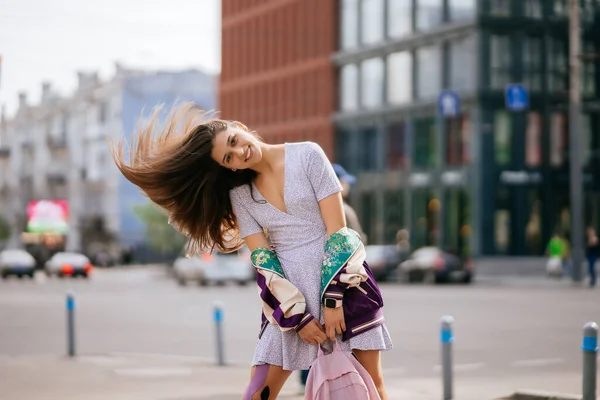 Portrait de jolie jeune femme, s'amuser dans la rue. — Photo