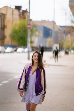 Sokakta yürüyen genç ve güzel bir kadın..