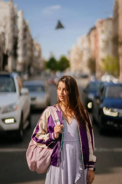 Mladá krásná žena na pozadí automobilů — Stock fotografie