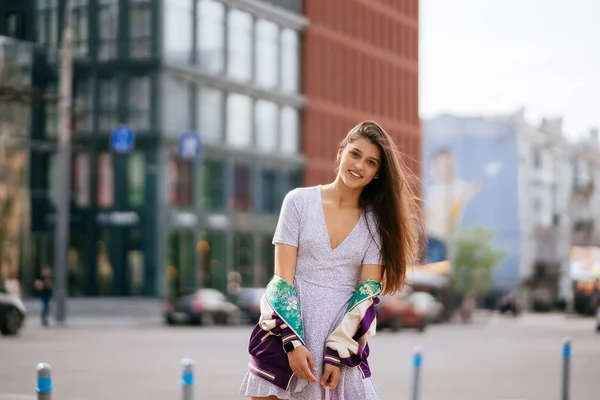 Giovane bella donna sorridente alla fotocamera sulla strada — Foto Stock