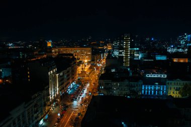 Gece yüksek irtifada şehrin havadan görüntüsü