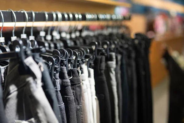 Stilvolle Kleidung auf einem Kleiderbügel in einem Geschäft. Neue Kollektion von Mänteln. — Stockfoto