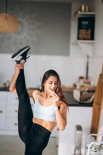 Retrato de una joven atractiva chica positiva. —  Fotos de Stock