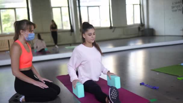 Giovane donna personal trainer che aiuta con l'allenamento in palestra — Video Stock