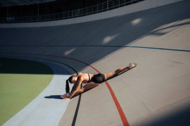 Genç çekici kadın fitness kadını sicim yapıyor.