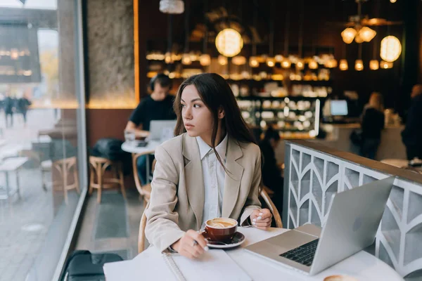 Молодая леди просматривает Интернет в кафе — стоковое фото