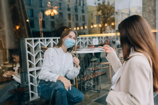 서로 보호하고 있는 두 여자가, 서로를 보호하고 있는 모습. — 스톡 사진