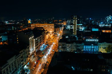 Gece yüksek irtifada şehrin havadan görüntüsü