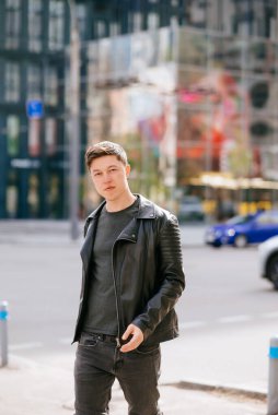 Etrafına bir bak. Şık kıyafetler.