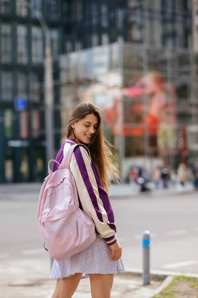 Pen ung kvinne som går på gata. – stockfoto