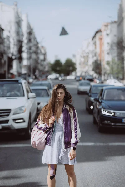 Jovem mulher bonita no fundo dos carros — Fotografia de Stock