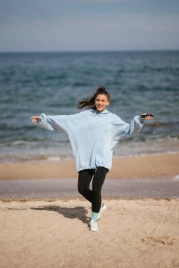 Halka açık bir plajda güzel bir kadın yürüyüşünden sonra sportif bir bakışla