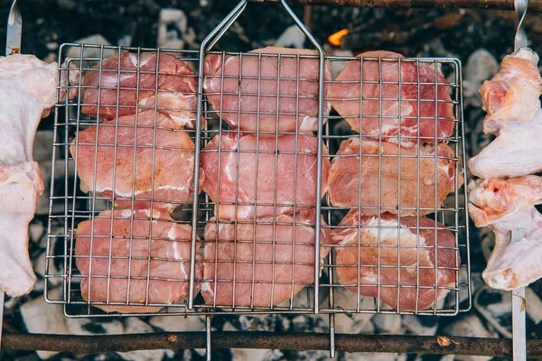 Grill saison en plein air dans le parc. Grillades du printemps été. — Photo