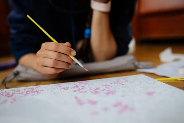 Giovane donna disegno posa sul pavimento a casa. — Foto Stock