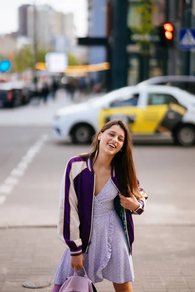 Jeune belle femme souriant à la caméra dans la rue — Photo