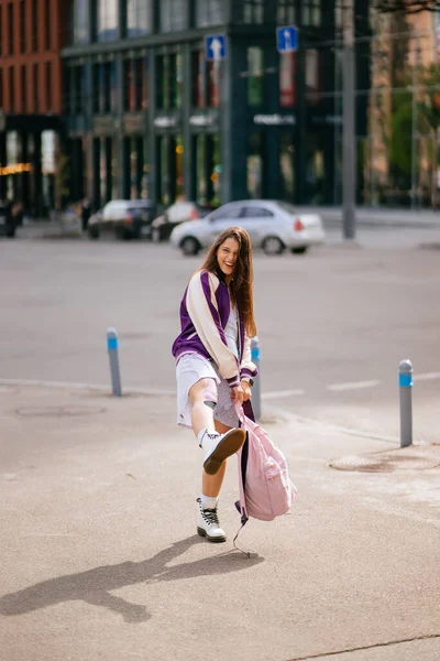 Retrato de una mujer joven y bonita, divirtiéndose en la calle. — Foto de Stock