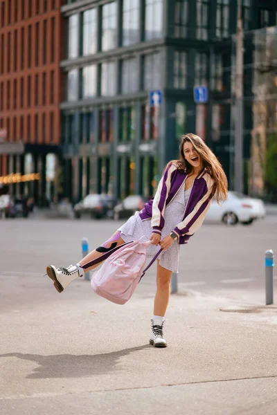 Ritratto di bella giovane donna che si diverte per strada. — Foto Stock