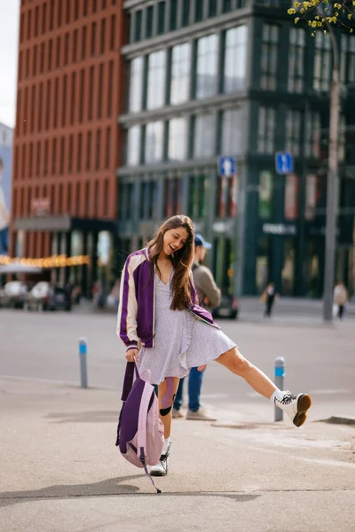 Retrato de una mujer joven y bonita, divirtiéndose en la calle. — Foto de Stock