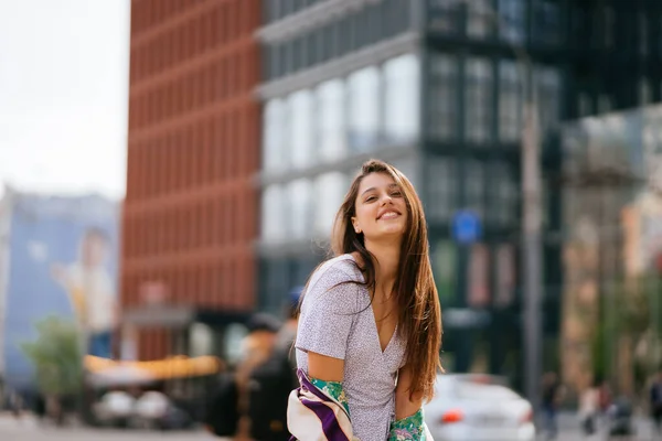 Porträtt av vacker ung kvinna, ha kul på gatan. — Stockfoto