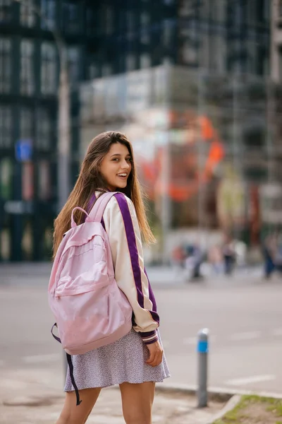 Porträtt av vacker ung kvinna, promenader på gatan. — Stockfoto