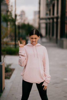 Sokakta eğlenen güzel bir genç kadının oyuncu portresi..