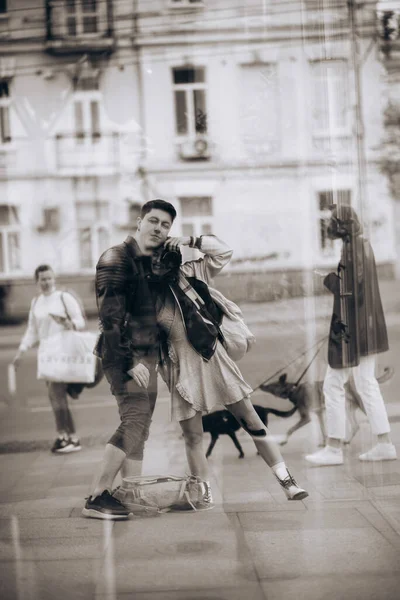 Unga par som tar selfie i reflektion av glasbyggnad — Stockfoto