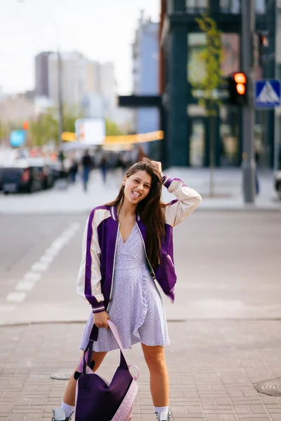 Jovem mulher bonita sorrindo para a câmera na rua — Fotografia de Stock